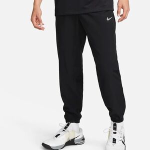 NIKE Men’s Form Dri-Fit Tapered Versatile Pant.  Black. Men’s size Small.  EUC.
